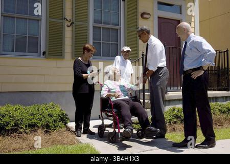 27 août 2015 - Nouvelle-Orléans, LOUISIANE, États-Unis d'Amérique - le président américain Barack Obama accueille Leah Chase, 92 ans, et son mari Edgar Chase Jr. devant leur maison lors d'une promenade dans le quartier de TremÅ½ avec le maire Mitch Landrieu le 27 août 2015 à la Nouvelle-Orléans, Louisiane. Le président est en visite à la Nouvelle-Orléans pour marquer le dixième anniversaire de l'ouragan Katrina. (Crédit image : © Chuck Kennedy/Planet Pix via ZUMA Wire) Banque D'Images