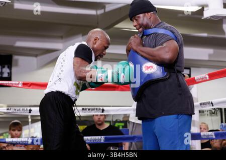 14 avril 2015 - Las Vegas, Nevada, États-Unis - FLOYD MAYWEATHER JR. S'entraîne avant la presse dans sa salle de sport de Las vegas pour la prochaine confrontation contre M. Pacquiao le 2 mai à Las Vegas. L'événement a été appelé la « lutte du siècle » et devrait générer 400 millions de dollars de revenus. Mayweather s'ouvre sur son passé, sa préparation pour le combat et son mode de vie fou. (Crédit image : © Cesare Bonazza/ZUMA Wire/ZUMAPRESS.com) Banque D'Images