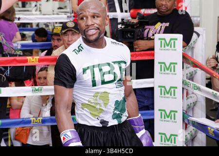 14 avril 2015 - Las Vegas, Nevada, États-Unis - FLOYD MAYWEATHER JR. S'entraîne avant la presse dans sa salle de sport de Las vegas pour la prochaine confrontation contre M. Pacquiao le 2 mai à Las Vegas. L'événement a été appelé la « lutte du siècle » et devrait générer 400 millions de dollars de revenus. Mayweather s'ouvre sur son passé, sa préparation pour le combat et son mode de vie fou. (Crédit image : © Cesare Bonazza/ZUMA Wire/ZUMAPRESS.com) Banque D'Images
