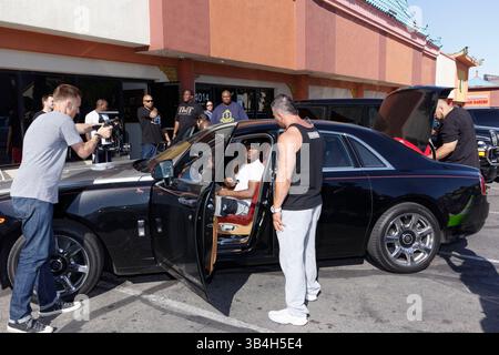 14 avril 2015 - Las Vegas, Nevada, États-Unis - FLOYD MAYWEATHER JR. Arrive son gymnase de Las vegas pour la prochaine confrontation contre M. Pacquiao le 2 mai à Las Vegas. L'événement a été appelé la « lutte du siècle » et devrait générer 400 millions de dollars de revenus. Mayweather s'ouvre sur son passé, sa préparation pour le combat et son mode de vie fou. (Crédit image : © Cesare Bonazza/ZUMA Wire/ZUMAPRESS.com) Banque D'Images