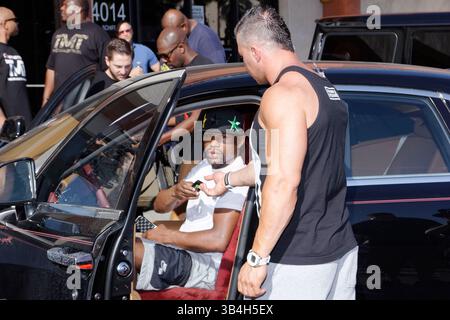 14 avril 2015 - Las Vegas, Nevada, États-Unis - FLOYD MAYWEATHER JR. Arrive à sa salle de sport de Las vegas pour la prochaine confrontation contre M. Pacquiao le 2 mai à Las Vegas. L'événement a été appelé la « lutte du siècle » et devrait générer 400 millions de dollars de revenus. Mayweather s'ouvre sur son passé, sa préparation pour le combat et son mode de vie fou. (Crédit image : © Cesare Bonazza/ZUMA Wire/ZUMAPRESS.com) Banque D'Images