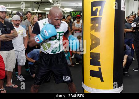 14 avril 2015 - Las Vegas, Nevada, États-Unis - FLOYD MAYWEATHER JR. S'entraîne avant la presse dans sa salle de sport de Las vegas pour la prochaine confrontation contre M. Pacquiao le 2 mai à Las Vegas. L'événement a été appelé la « lutte du siècle » et devrait générer 400 millions de dollars de revenus. Mayweather s'ouvre sur son passé, sa préparation pour le combat et son mode de vie fou. (Crédit image : © Cesare Bonazza/ZUMA Wire/ZUMAPRESS.com) Banque D'Images