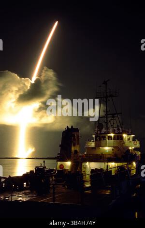 15 octobre 2015 - Cape Canaveral, Floride, États-Unis - il y a dix-huit ans, le 15 octobre 1997, un voyage de sept ans vers la planète annelée Saturne a commencé avec le décollage d'un Titan IVB/Centaur portant l'orbiteur Cassini et sa sonde Huygens attachée. Cette série spectaculaire a été prise depuis le Hangar AF avec un vaisseau de récupération de propulseur solide au premier plan. Après un voyage de près de 2,2 milliards de kilomètres, le vaisseau spatial est arrivé dans le système Saturne le 30 juin 2004. (Crédit image : © NASA/ZUMAPRESS.com) Banque D'Images