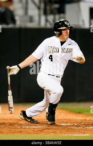 Le 9 mars 2011 : le joueur infidélisé de la Floride centrale, Derek Luciano (4), frappe RBI lors d'un match de baseball de la NCAA entre les Eagles de Boston College et les Knights de Floride centrale. Le centre de la Floride a battu le Boston College 18-0 au Jay Bergman Field à Orlando, FL(crédit image : © Romeo Guzman/Cal Sport Media/ZUMAPRESS.com) Banque D'Images