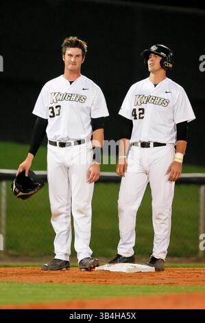 9 mars 2011 : Jonathan Griffin (33), infielder de la Floride centrale, et D.J. Hicks (42), pendant le match de baseball de la NCAA entre les Eagles du Boston College et les Knights de la Floride centrale. Le centre de la Floride a battu le Boston College 18-0 au Jay Bergman Field à Orlando, FL(crédit image : © Romeo Guzman/Cal Sport Media/ZUMAPRESS.com) Banque D'Images