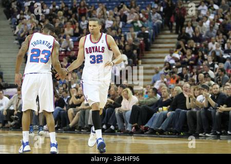 9 mars 2011 : le garde des Sacramento Kings Marcus Thornton (23 ans) félicite le garde-tireur des Sacramento Kings Francisco Garcia (32 ans) après avoir tiré lors du match de basket-ball NBA entre le Magic d'Orlando et les Kings de Sacramento au Power Balance Pavilion à Sacramento, en Californie. Le Magic d'Orlando a battu les Kings de Sacramento 106-102.(image crédit : © Christopher Trim/Cal Sport Media/ZUMAPRESS.com) Banque D'Images
