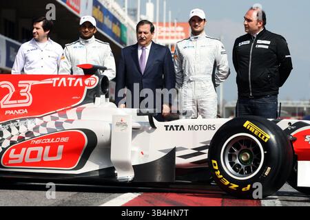 11 mars 2011 - (G à d) : Jose Carabante Aguilera (ESP) Groupo Hispania, Narain Karthikeyan (IND) Hispania Racing F1 Team (HRT), Jose Ramon Carabante (ESP) Hispania Racing F1 Team (HRT) propriétaire de l'équipe, Vitantonio Liuzzi (ITA) Hispania Racing F1 Team (HRT) et Colin Kolles (GER) Hispania Racing F1 Team (Hispania Racing F1 Team (HRT). (Crédit : © Sutton Motorsports/ZUMAPRESS.com) Banque D'Images