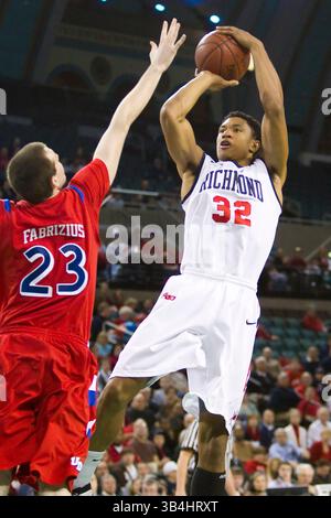 13 mars 2011 : Justin Harper (32), attaquant des araignées de Richmond, avec la tentative de tir sur Luke Fabrizius (23), attaquant les Flyers de Dayton, lors du match du championnat de l'Atlantique 10 entre les Flyers de Dayton et les Spiders de Richmond, au Boardwalk Hall d'Atlantic City, New Jersey.(crédit image : © Chris Szagola/Cal Sport Media/ZUMAPRESS.com) Banque D'Images