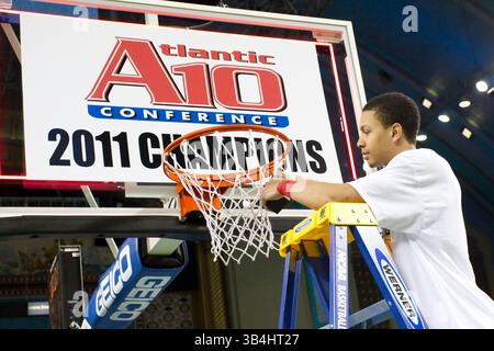 13 mars 2011 : les araignées de Richmond gardent Kevin Anderson (14 ans) coupant le filet après le match du championnat de l'Atlantique 10 entre les Flyers de Dayton et les araignées de Richmond au Boardwalk Hall à Atlantic City, New Jersey. Les araignées de Richmond remportent le tournoi Atlantic 10, 67-54 contre les Flyers de Dayton.(image de crédit : © Chris Szagola/Cal Sport Media/ZUMAPRESS.com) Banque D'Images