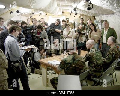 11 avril 2003 - Fleet Hospital, Rota, Espagne - 030407-N-7438S-002.Naval Station Rota, Espagne (7 avril 2003) -- L'Adjudant-chef des Marines Chris Campbell affecté au 2e Bataillon, 8e Marines (assis au milieu) s'adresse à un groupe de médias internationaux à Fleet Hospital huit. Campbell est blessé au bras par des éclats d'obus lors d'une bataille à Nasiriyah, en Irak, le 26 mars, et est envoyé à Rota, en Espagne, pour un traitement de suivi. Campbell reçoit le Purple Heart pour sa blessure au combat. U.S. Navy Smithyman/USN/ LIBÉRÉ)..K29852(image de crédit : © Globe photos/ZUMAPRESS.com) Banque D'Images