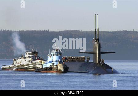 17 octobre 2002 - Bangor, Washington, États-Unis - 021017-N-6497N-002.Naval Submarine base, Bangor, Washington (17 octobre 2002) -- le sous-marin de missiles balistiques de classe Ohio USS Pennsylvania (SSBN 735) arrive à son nouveau port d'attache après avoir transité de la base de sous-marins de NavyÃs à Kings Bay, en Géorgie La dissuasion stratégique est la seule mission du sous-marin de missiles balistiques (SSBN) depuis sa création en 1960. Le SSBN fournit la capacité de frappe nucléaire la plus durable et la plus durable du pays. US Navy Nokell/USN/ LIBÉRÉ) .K29852(image crédit : © Globe photos/ZUMAPRESS.com) Banque D'Images