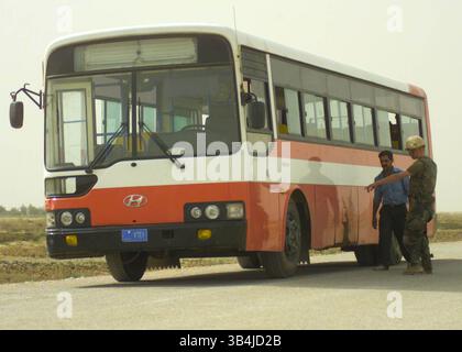 5 avril 2003 - Irak - les Marines de Fox Company, Bataillon Landing Team, 2nd Bn., 2nd Marines, 24th Marine Expeditionary Unit (capable d'opérations spéciales) effectuent des fouilles de passagers et de véhicules à un poste de contrôle dans le centre, en Irak... Sisto/ est autorisé à être publié.).K29852(image de crédit : © Globe photos/ZUMAPRESS.com) Banque D'Images
