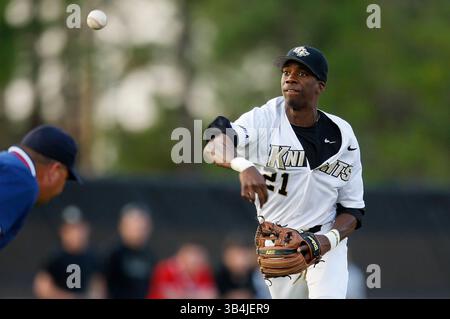 15 mars 2011 : Darnell Sweeney (21 ans), infidélisateur de Floride centrale, tire la balle vers la première base lors d'un match de baseball de la NCAA entre les Bulls de l'USF et les Knights de Floride centrale. La Floride du Sud a battu Central Florida 6-5 au Jay Bergman Field à Orlando, FL(crédit image : © Romeo Guzman/Cal Sport Media/ZUMAPRESS.com) Banque D'Images