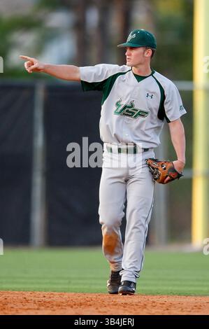 15 mars 2011 : L'infidélisateur de l'USF Sam Mende (8 ans) lors d'un match de baseball de la NCAA entre les Bulls de l'USF et les Knights de la Floride centrale. La Floride du Sud a battu Central Florida 6-5 au Jay Bergman Field à Orlando, FL(crédit image : © Romeo Guzman/Cal Sport Media/ZUMAPRESS.com) Banque D'Images