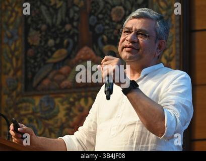 New Delhi, Inde. 30 avril 2025. NEW DELHI, INDE - AVRIL 30 : le ministre syndical des chemins de fer Ashwini Vaishnaw informe les médias sur les décisions du Cabinet au National Media Centre le 30 avril 2025 à New Delhi, Inde. La Commission du Cabinet sur les affaires économiques, présidée par le premier ministre Narendra Modi, a approuvé la proposition de développement, d'entretien et de gestion d'un corridor routier à grande vitesse à quatre voies, contrôlé par Greenfield Access, de Shillong à Silchar. (Photo de Sonu Mehta/Hindustan Times/Sipa USA) crédit : Sipa USA/Alamy Live News Banque D'Images