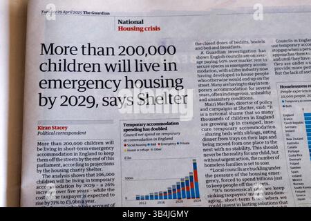 "Plus de 200 000 enfants vivront dans des logements d'urgence d'ici 2029, dit Shelter' Guardian article de titre 29 avril 2025 Londres Angleterre Royaume-Uni Banque D'Images