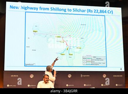 New Delhi, Inde. 30 avril 2025. NEW DELHI, INDE - AVRIL 30 : le ministre syndical des chemins de fer Ashwini Vaishnaw informe les médias sur les décisions du Cabinet au National Media Centre le 30 avril 2025 à New Delhi, Inde. La Commission du Cabinet sur les affaires économiques, présidée par le premier ministre Narendra Modi, a approuvé la proposition de développement, d'entretien et de gestion d'un corridor routier à grande vitesse à quatre voies, contrôlé par Greenfield Access, de Shillong à Silchar. (Photo de Sonu Mehta/Hindustan Times/Sipa USA) crédit : Sipa USA/Alamy Live News Banque D'Images