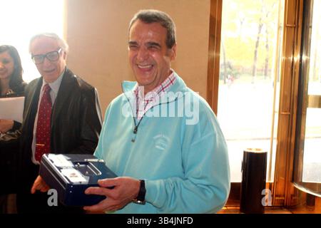6 NOVEMBRE 2008 - THE AMAZING KRESKIN DÉVOILE LE VAINQUEUR DE LA PRÉSIDENTIELLE 2008 AU WORLD BAR, UNITED NATIONS PLAZA, NEW YORK 11-06-2008.JOEY REYNOLDS. MARK KASNER- 2008.K60381MK(crédit image : © Globe photos/ZUMAPRESS.com) Banque D'Images
