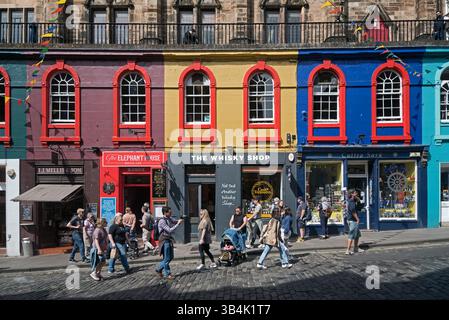 Boutiques colorées sur Victoria Street, dans la vieille ville d'Édimbourg. Banque D'Images