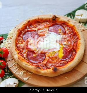 vue de dessus d'une pizza carbonara fraîchement cuite Banque D'Images