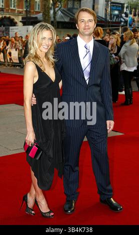 21 AVRIL 2008 - TOM VAUGHAN & GUEST.DIRECTOR..'' QU'EST-CE QUI SE PASSE À VEGAS '' PREMIÈRE AU CINÉMA ODEON , WEST END À LONDRES 04-22-2008.. NEIL TINGLE- - K58029(crédit image : © Globe photos/ZUMAPRESS.com) Banque D'Images