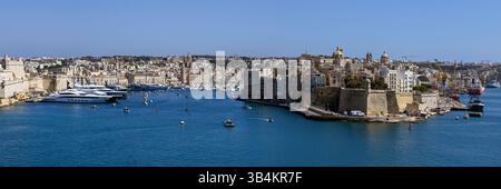 VALLETTA, MALTE - 11 AVRIL 2025 : vue panoramique de l'autre côté du Grand Port vers les trois villes depuis le front de mer de Valetta Banque D'Images