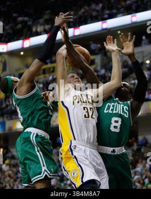 25 mars 2011 : Josh McRoberts (32 ans), Paul Pierce (34 ans) et Jeff Green (8 ans) des Boston Celtics se battent pour un rebond lors d'un match de basket-ball entre les Celtics de Boston et les Pacers de l'Indiana au Conseco Fieldhouse d'Indianapolis. Indiana a battu Boston 107-100.(image crédit : © Pat Lovell/Cal Sport Media/ZUMAPRESS.com) Banque D'Images