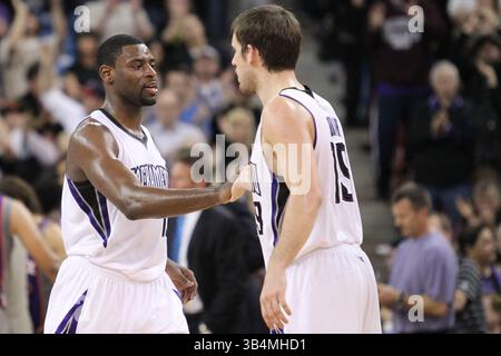 29 mars 2011 : le meneur des Sacramento Kings Tyreke Evans (13 ans) est félicité par le meneur des Sacramento Kings Beno Udrih (19 ans) lors du match de basket-ball NBA entre les Suns de Phoenix et les Kings de Sacramento au Power Balance Pavilion de Sacramento, en Californie. Les Kings de Sacramento ont battu les Suns de Phoenix 116 à 113.(image crédit : © Christopher Trim/Cal Sport Media/ZUMAPRESS.com) Banque D'Images