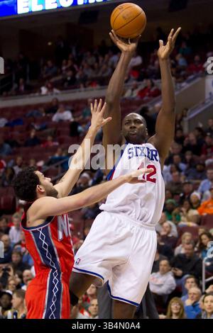 1er avril 2011 : les 76ers de Philadelphie propulsent l'attaquant Elton Brand (42 ans) avec un tir de saut sur le meneur des nets du New Jersey Jordan Farmar (2 ans) lors du match NBA entre les nets du New Jersey et les 76ers de Philadelphie au Wells Fargo Center à Philadelphie, en Pennsylvanie. Les 76ers ont battu les nets, 115-90.(image crédit : © Chris Szagola/Cal Sport Media/ZUMAPRESS.com) Banque D'Images