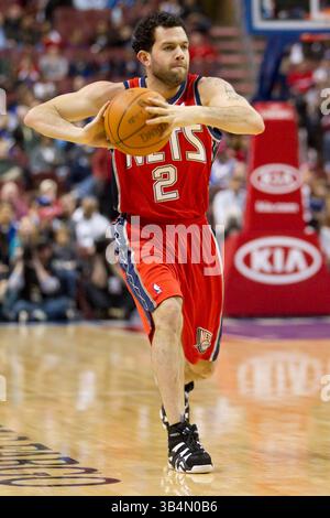 1er avril 2011 : le meneur des nets du New Jersey Jordan Farmar (2) cherche à passer le ballon pendant le match NBA entre les nets du New Jersey et les 76ers de Philadelphie au Wells Fargo Center à Philadelphie, en Pennsylvanie. Les 76ers ont battu les nets, 115-90.(image crédit : © Chris Szagola/Cal Sport Media/ZUMAPRESS.com) Banque D'Images