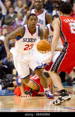 1er avril 2011 : le meneur des 76ers de Philadelphie Lou Williams (23 ans) monte sur le terrain alors qu'il cherche à dépasser le meneur des nets du New Jersey Jordan Farmar (2 ans) lors du match NBA entre les nets du New Jersey et les 76ers de Philadelphie au Wells Fargo Center à Philadelphie, en Pennsylvanie. Les 76ers ont battu les nets, 115-90.(image crédit : © Chris Szagola/Cal Sport Media/ZUMAPRESS.com) Banque D'Images