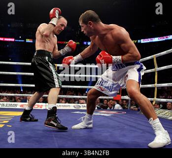 19 mars 2011 - Montréal, Québec, Canada - MONTRÉAL, QUÉBEC : 19 MARS 2011 -- Lucian Bute (R), champion de Super poids moyen de l'IBF, combat avec Brian Magee d'Irlande du Nord le samedi 19 mars 2011 au Centre Bell de Montréal, Québec, Canada. (Crédit image : © John Kenney/Postmedia News/ZUMAPRESS.com) Banque D'Images