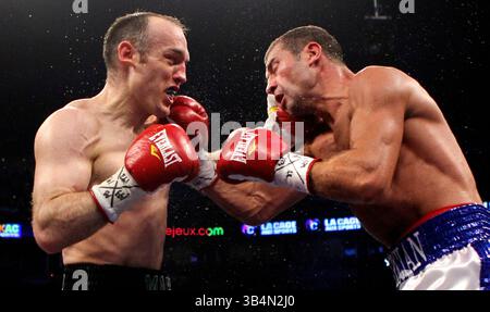 19 mars 2011 - Montréal, Québec, Canada - MONTRÉAL, QUÉBEC : 19 MARS 2011 -- Lucian Bute (R), champion des poids moyens de l'IBF, échange des coups avec Brian Magee d'Irlande du Nord le samedi 19 mars 2011 au Centre Bell de Montréal, Québec, Canada. (Crédit image : © John Kenney/Postmedia News/ZUMAPRESS.com) Banque D'Images