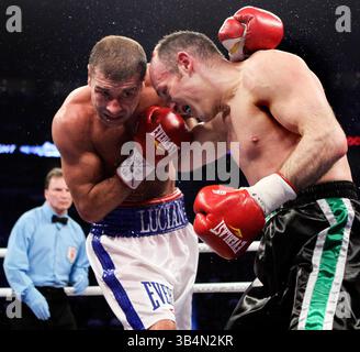 19 mars 2011 - Montréal, Québec, Canada - MONTRÉAL, QUÉBEC : 19 MARS 2011 -- Lucian Bute (l), champion de Super poids moyen de l'IBF, combat avec Brian Magee d'Irlande du Nord le samedi 19 mars 2011 au Centre Bell de Montréal, Québec, Canada. (Crédit image : © John Kenney/Postmedia News/ZUMAPRESS.com) Banque D'Images