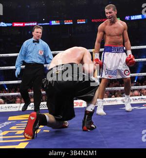 19 mars 2011 - Montréal, Québec, Canada - MONTRÉAL, QUÉBEC : 19 MARS 2011 -- Lucian Bute, champion de Super poids moyen de l'IBF, renverse Brian Magee, d'Irlande du Nord, dans la 7e ronde samedi 19 mars 2011 au Centre Bell de Montréal, Québec, Canada. (Crédit image : © John Kenney/Postmedia News/ZUMAPRESS.com) Banque D'Images