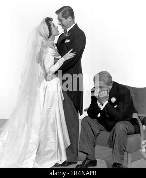 PHOTO DE FICHIER - ELIZABETH TAYLOR, 79 ans, la déesse du cinéma primée aux Oscars et militante pionnière du sida dont les mariages hors écran, les divorces et les exploits défiant la mort rivalisent avec ses films pour le drame est mort le 23 mars 2011 d'une insuffisance cardiaque congestive. PHOTO : SORTIE : 16 juin 1950 - titre original du film : Père de la mariée. SUR LA PHOTO : ELIZABETH TAYLOR dans le rôle de Kay Banks, DON TAYLOR dans celui de Buckley Dunstan et SPENCER TRACY dans celui de Stanley T. Banks. (Crédit image : © Entertainment Pictures/ZUMAPRESS.com) Banque D'Images