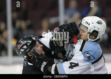 22 mars 2011 - Las Vegas, Nevada, É.-U. - CURTIS FRASER (44) de l'Alaska s'affronte BLAKE GALLAGHER (19) de Las Vegas lors d'un match de hockey ECHL entre les Aces de l'Alaska et les Wranglers de Las Vegas à l'Orleans Arena de Las Vegas. L'Alaska a gagné 3-2. (Crédit image : © Josh Holmberg/Cal Sport Media/ZUMAPRESS.com) Banque D'Images