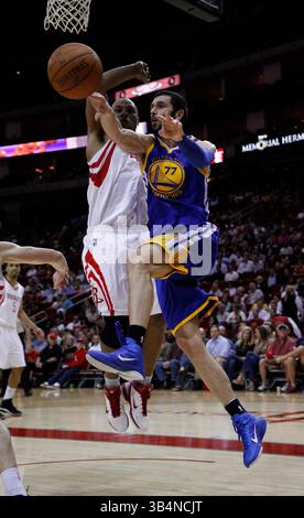 23 mars 2011 : Vladimir Radmanovic (77 ans), attaquant des Golden State Warriors, passe le ballon lors de la seconde moitié du match de basket-ball NBA entre les Golden State Warriors et les Houston Rockets au Toyota Center de Houston, au Texas. Houston a battu Golden State 131-112.(image crédit : © Andrew Richardson/Cal Sport Media/ZUMAPRESS.com) Banque D'Images