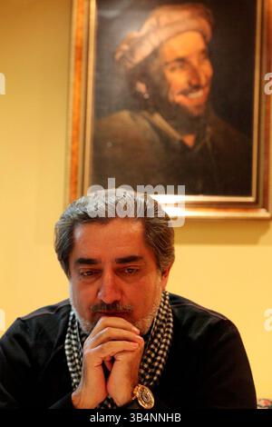 06 janvier 2010 - KABOUL, Texas, AFGHANISTAN - POUR METRO - L'ancien candidat afghan à la présidence, Dr Abdullah Abdullah, répond à des questions lors d'une interview près d'une peinture d'Ahmad Shah Massoud à son domicile le mercredi 6 janvier 2010 à Kaboul, Afghanistan. Dr Abdullah faisait partie des combattants de la liberté moudjahidin avec Massoud pendant l'occupation soviétique de l'Afghanistan. PHOTO EDWARD A. ORNELAS/eaornelas@express-news.net) (crédit image : © San Antonio Express-News/ZUMApress.com) Banque D'Images