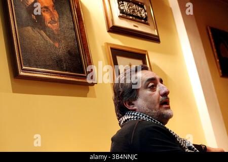 06 janvier 2010 - KABOUL, Texas, AFGHANISTAN - POUR METRO - L'ancien candidat afghan à la présidence, Dr Abdullah Abdullah, répond à des questions lors d'une interview près d'une peinture d'Ahmad Shah Massoud à son domicile le mercredi 6 janvier 2010 à Kaboul, Afghanistan. Dr Abdullah faisait partie des combattants de la liberté moudjahidin avec Massoud pendant l'occupation soviétique de l'Afghanistan. Massoud a été assassiné par des kamikazes deux jours avant le 11 septembre 2001. PHOTO EDWARD A. ORNELAS/eaornelas@express-news.net) (crédit image : © San Antonio Express-News/ZUMApress.com) Banque D'Images