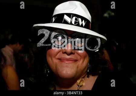 01 janvier 2010 - Tampa, FL, USA - TP 316935  SANT Weekend .Luis Santana | Times.(1/1/2010, Tampa,FL) ..Angel Barton montre ses nouvelles teintes 2010 au Jackson's Bistro à Tampa..Party des gens de partout dans la baie ont frappé les points chauds de la vie nocturne locale pour sonner dans la nouvelle année. Voici où nous les avons repérés.[Luis Santana | Times] (Credit image : © créées Petersburg Times/ZUMApress.com) Banque D'Images