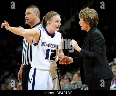 9 janvier 2010 : l'entraîneur-chef Deb Patterson des Wildcats de l'État du Kansas discute avec le gardien Taelor Karr #12 lors d'un match contre les Jayhawks du Kansas au Bramlage Coliseum de Manhattan, Kansas. K-State a battu le Kansas 59-35.(image crédit : © Peter Aiken/Cal Sport Media/ZUMApress.com) Banque D'Images