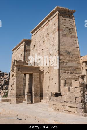 Entrée au temple Philae reconstruit sur une île dans le port d'Assouan ou réservoir formé par le barrage bas sur le Nil Banque D'Images