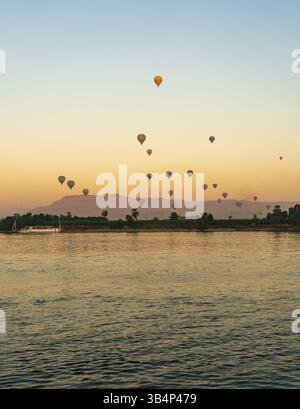 Beaucoup de ballons dans le ciel au-dessus du Nil à Louxor pour le vol au coucher du soleil au-dessus de la Vallée des Rois Banque D'Images