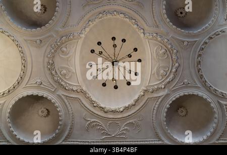 Royal Tunbridge Wells, Royaume-Uni - 29 avril 2025 - regardez Un magnifique lustre suspendu sur les plafonds sont faits de plâtre est sculpté en forme de dôme dans Banque D'Images