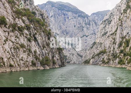 Fushe-Arrez, Shkoder, Albanie. Falaises escarpées le long du réservoir du lac Komani de la rivière Drin. Banque D'Images
