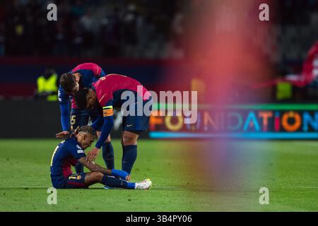 Barcelone, Espagne. 30 avril 2025. Les joueurs du FC Barcelone réagissent à la fin de la demi-finale de l'UEFA Champions League 1ère manche entre le FC Barcelone et l'Inter Milan à Barcelone, Espagne, le 30 avril 2025. Crédit : Joan Gosa/Xinhua/Alamy Live News Banque D'Images