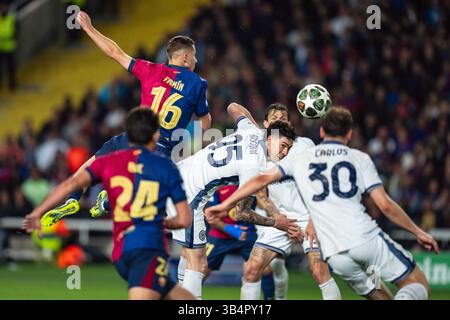Barcelone, Espagne. 30 avril 2025. Fermin Lopez (Top) du FC Barcelone est en tête du ballon lors de la 1ère manche de demi-finale de l'UEFA Champions League entre le FC Barcelone et l'Inter Milan à Barcelone, Espagne, le 30 avril 2025. Crédit : Joan Gosa/Xinhua/Alamy Live News Banque D'Images