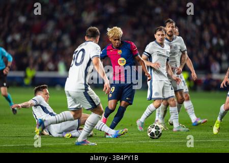Barcelone, Espagne. 30 avril 2025. Lamine Yamal (2e l) du FC Barcelone participe à la demi-finale de l'UEFA Champions League 1ère manche entre le FC Barcelone et l'Inter Milan à Barcelone, Espagne, le 30 avril 2025. Crédit : Joan Gosa/Xinhua/Alamy Live News Banque D'Images