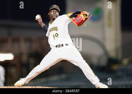 Bradenton, FL : David Matoma (19 ans), lanceur des Marauders de Bradenton, livre un pitch en haut de la septième manche lors d’un match MiLB contre les tarpons de Tampa le 30 avril 2025 au LECOM Park. Les tarpons battent les Marauders 4-3. (Kim Hukari/image du sport) Banque D'Images